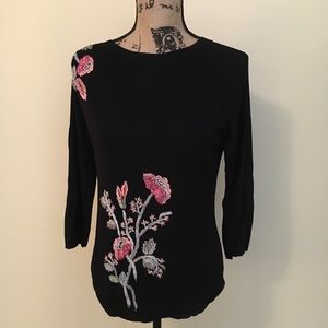 Beautiful sweater with embroidered flowers 🌸